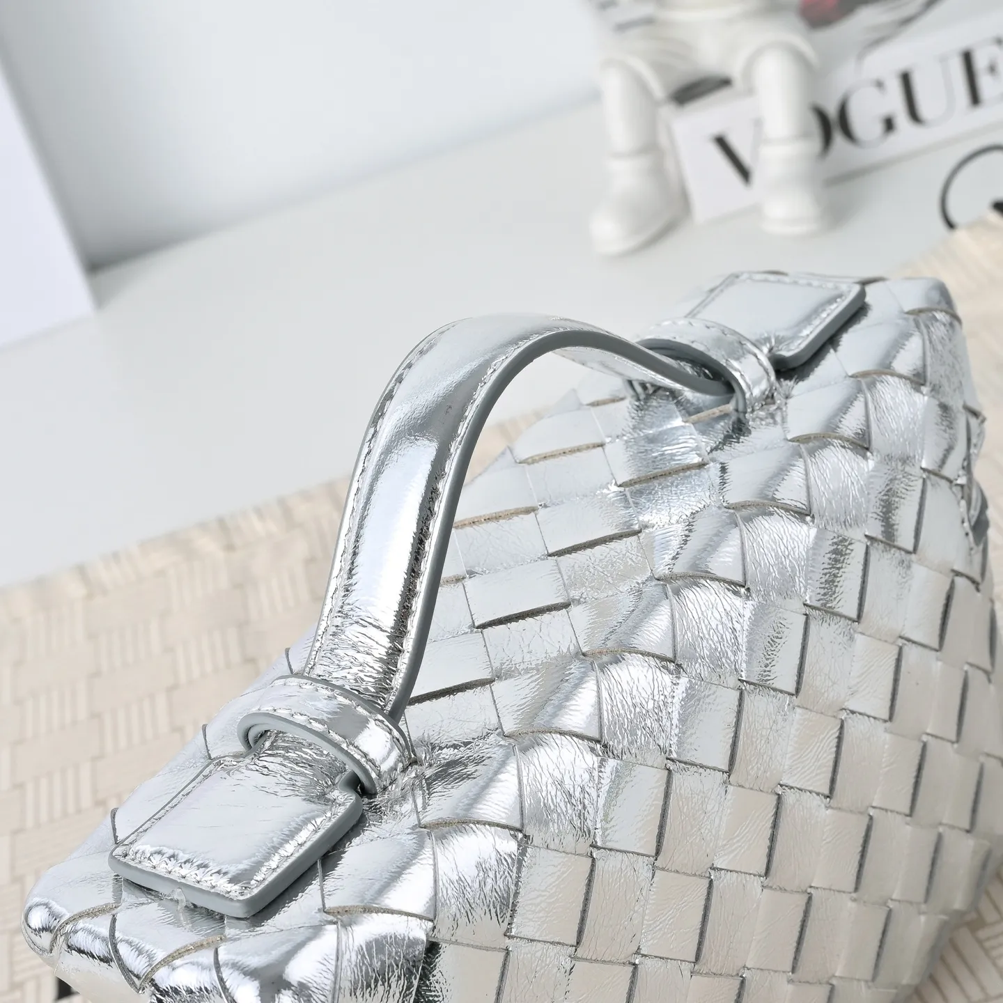 Batch 1360 #BV New Vanity Case Rope Cosmetic Bag, 🎈The metallic luster is super eye-catching and the festive atmosphere is perfect✨✨It adopts the brand's most classic cowhide weaving, with two-way zipper opening and closing, the overall style is retro and elegant, the top handle can be adjusted at will, the shoulder strap can be adjusted at will, the hand is elegant, and the cross-body is casual and casual, unlocking various concave styling scenes🎬 Model 9109 Size: 22x12.5x5